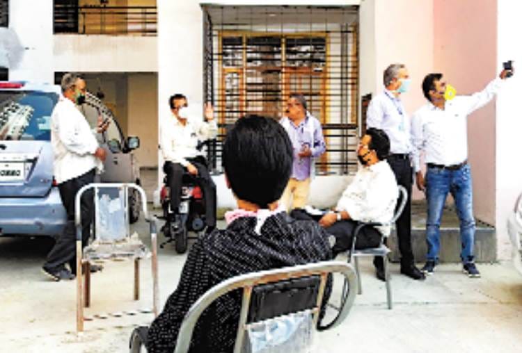 lifts of srishti apartment closed, people imprisoned for 48 hours