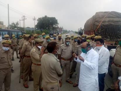 State Congress Committee President Ajay Kumar Lallu on strike adlahat tole plaza in mirzapur to going sonbhadra for pay tribute to dead of ubhbha massacre