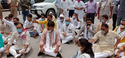 State Congress Committee President Ajay Kumar Lallu on strike adlahat tole plaza in mirzapur to going sonbhadra for pay tribute to dead of ubhbha massacre