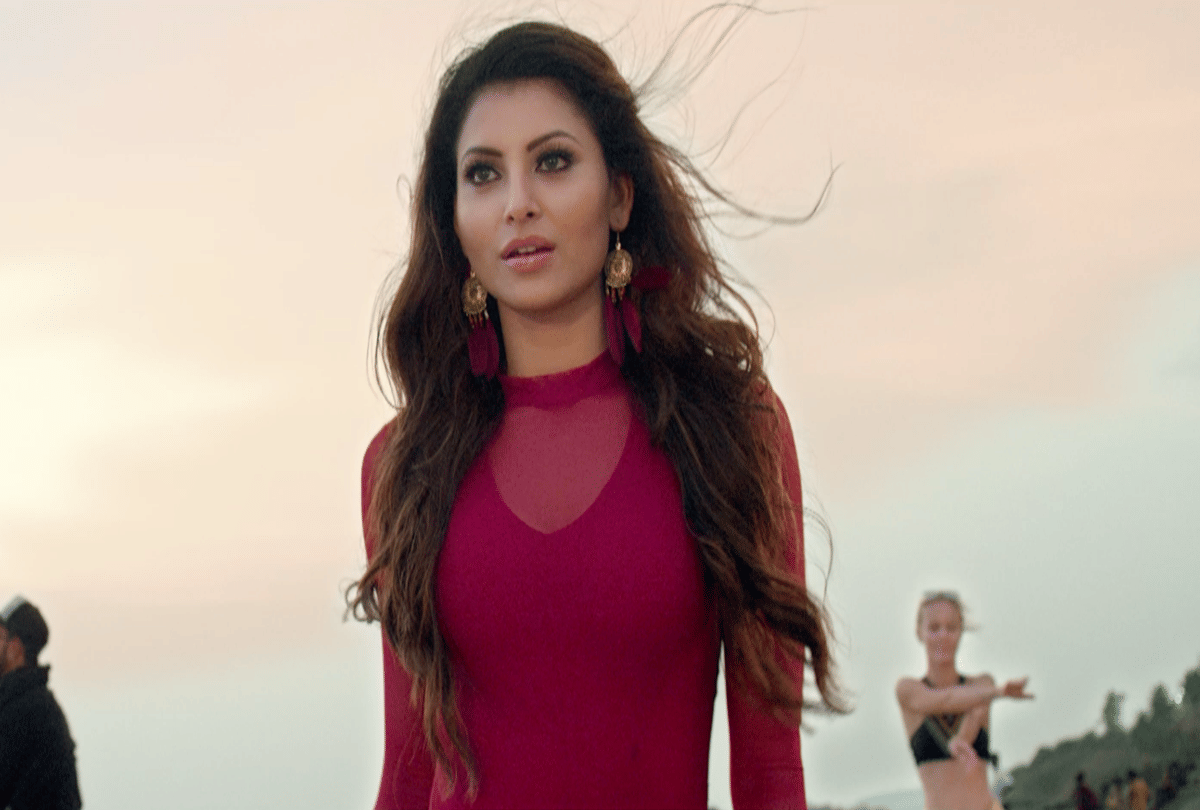 ZEE5 OTT Film Virgin Bhanupriya Review Urvashi rautela ajay loahan sumit Gulati rumana molla starrer