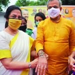 आदेश गुप्ता को राखी बांधतीं मीनाक्षी लेखी...