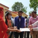 सेवापुरी के आदर्श गांव में लाभार्थियों को ऋण पत्र वितरित करते नीति आयोग की टीम के अमिताभ कांत।