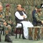 पैरा ड्रापिंग अभ्यास का जायजा लेते रक्षामंत्री राजनाथ