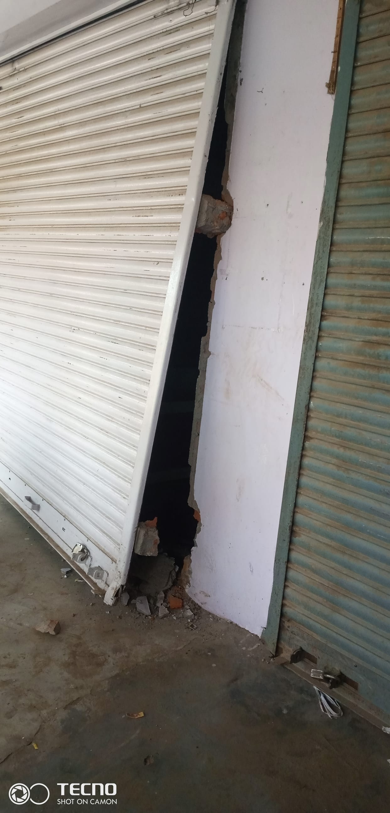 Lakhs worth of goods stolen from two shops including Saraf