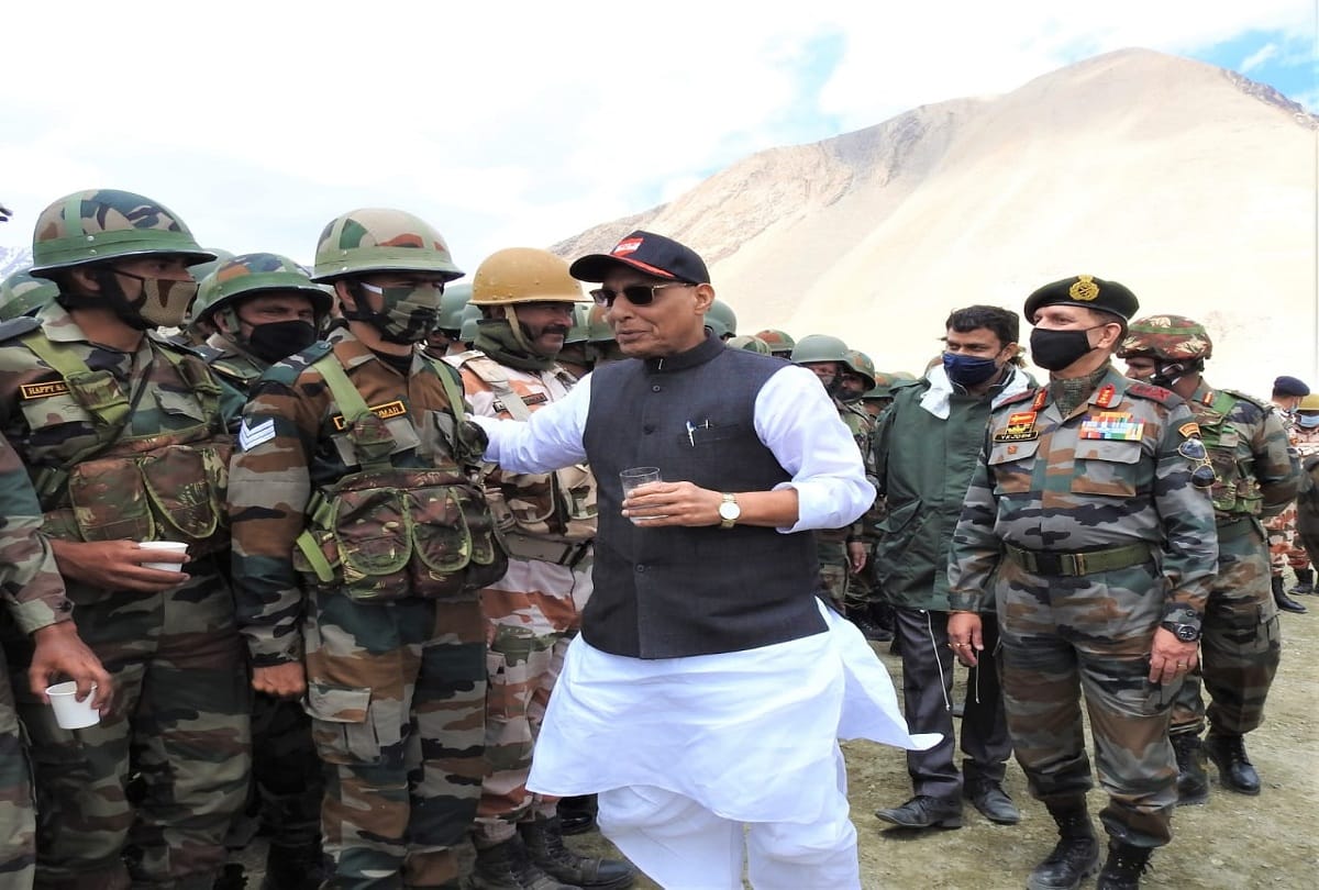 defence minister visited to leh and see the joint practice of army