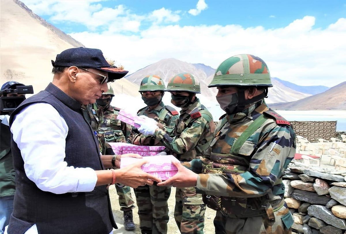 defence minister visited to leh and see the joint practice of army