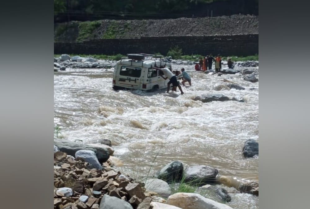 Uttarkashi:  Vehicle stuck in Yamuna fast flow