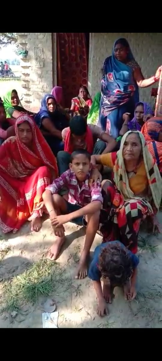 The bull of a farmer tying a cow to the peg slammed his life in Azamgarh