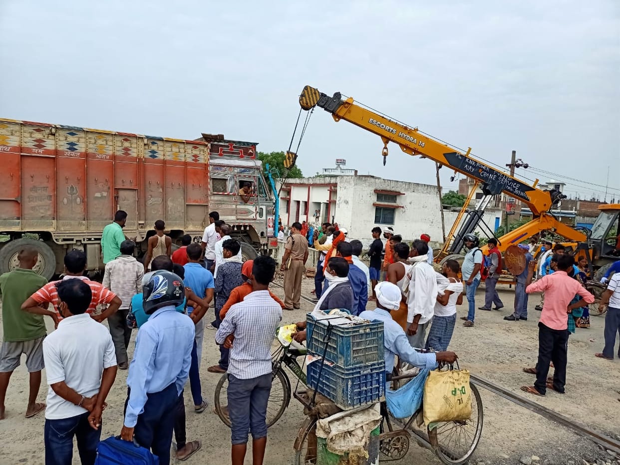 Jaunpur: Truck stuck on railway track, Sabarmati Express stood for two and a half hours