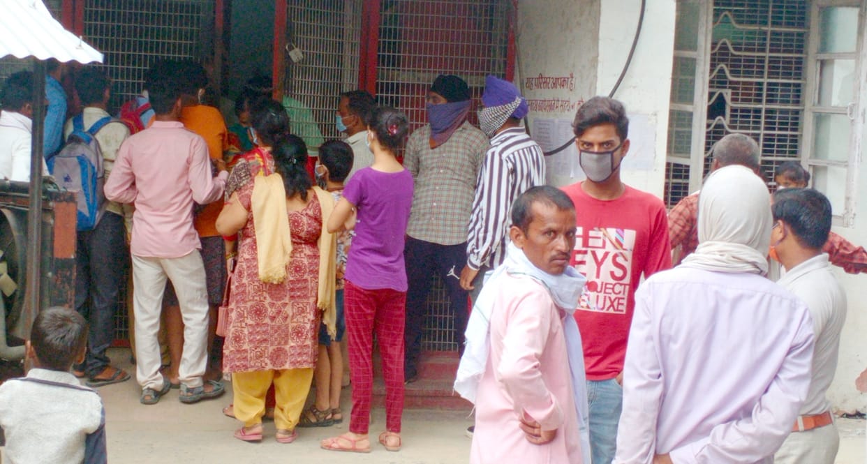 Market crowd, social distance wired before lockdown