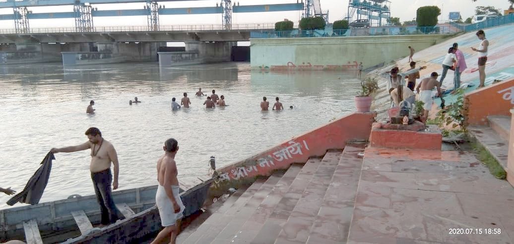 Shiva devotees bringing Ganga water from barrage if stopped from Haridwar