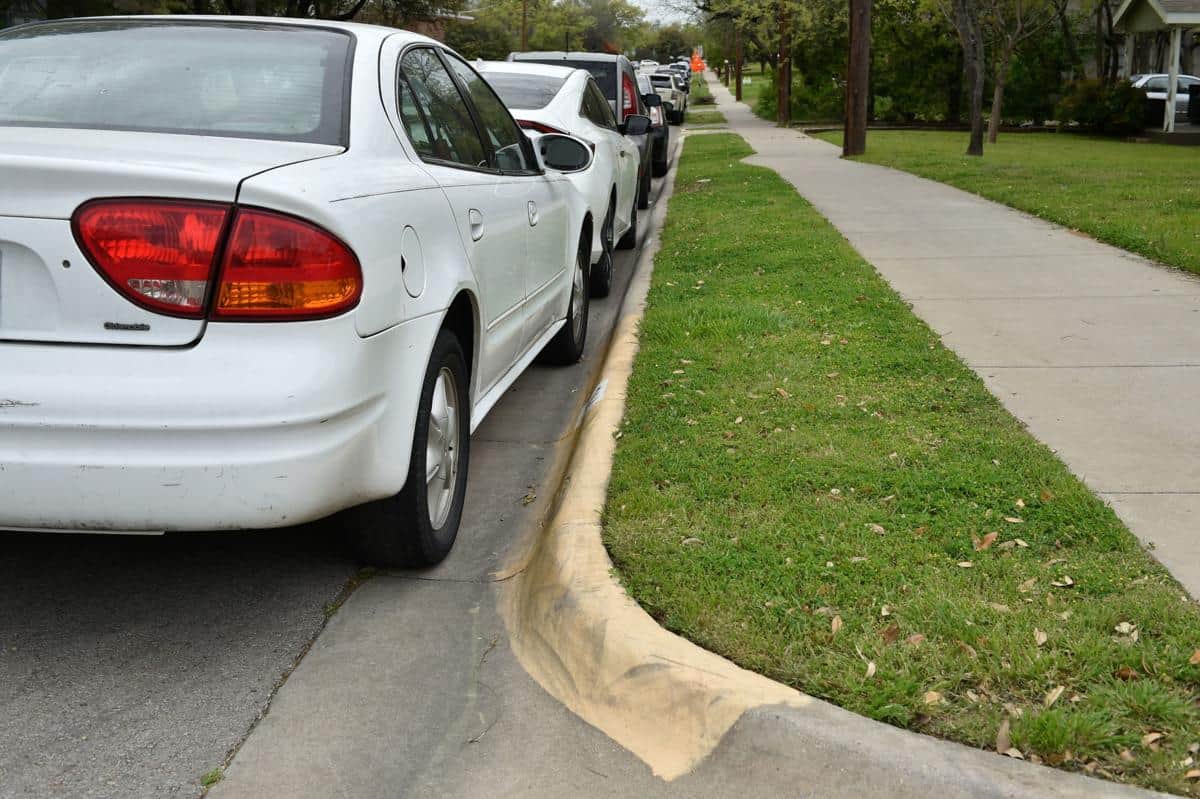 due to these mistakes car windshield gets cracked, know what are the ways to keep it safe