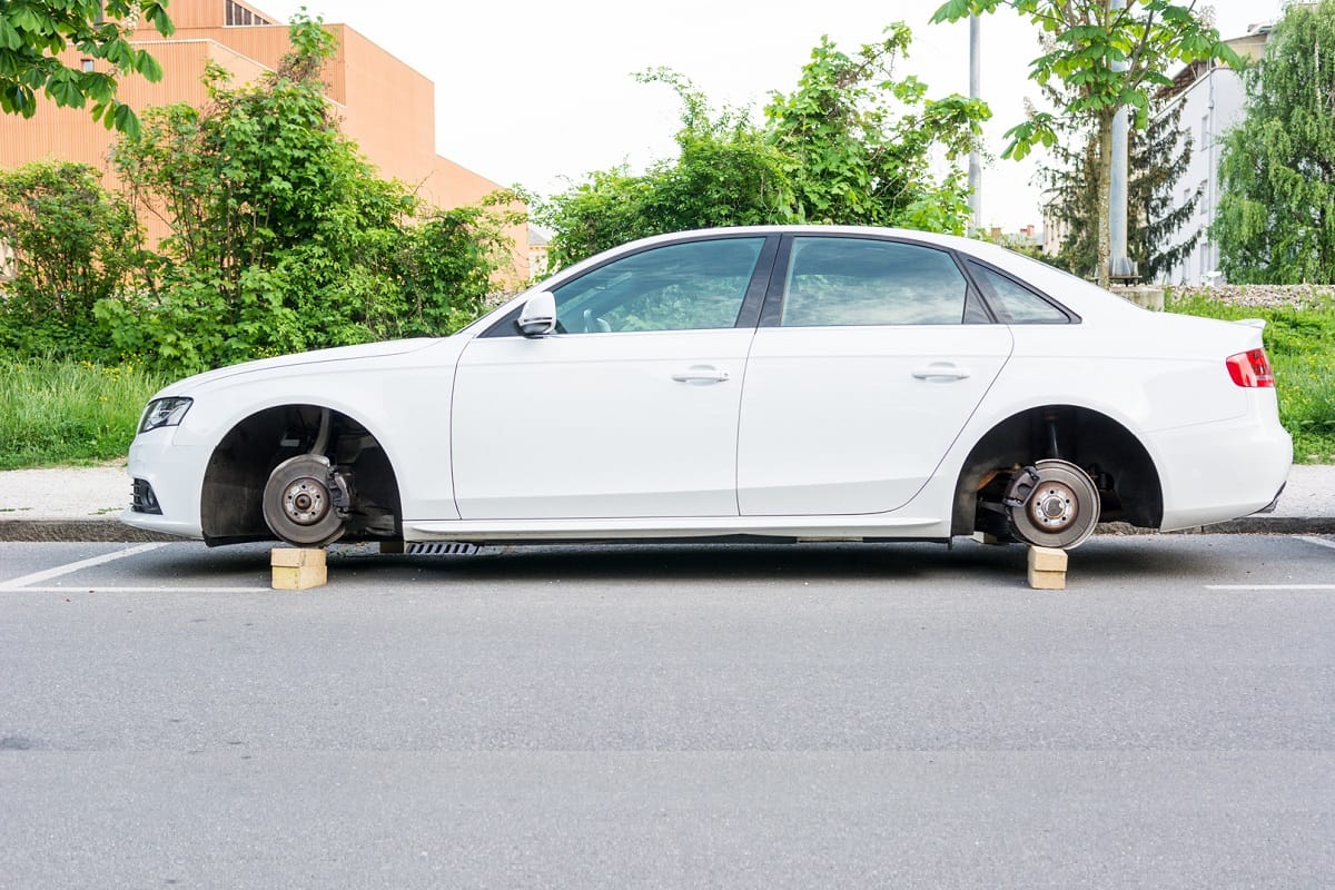 Car Tips in Hindi: how to protect your car tyres and alloy wheels from thieves when park outside