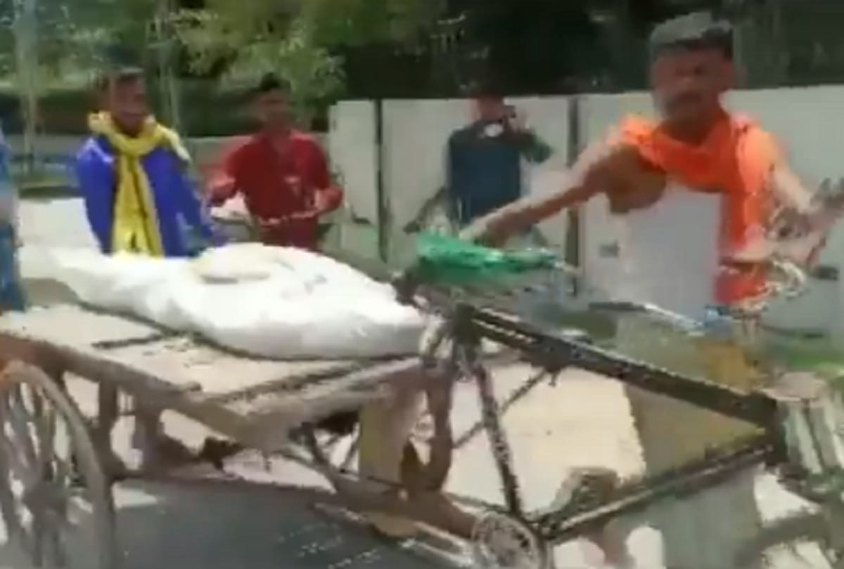 The relative's body was taken on a handcart when the ambulance was not found in Nalanda, Bihar