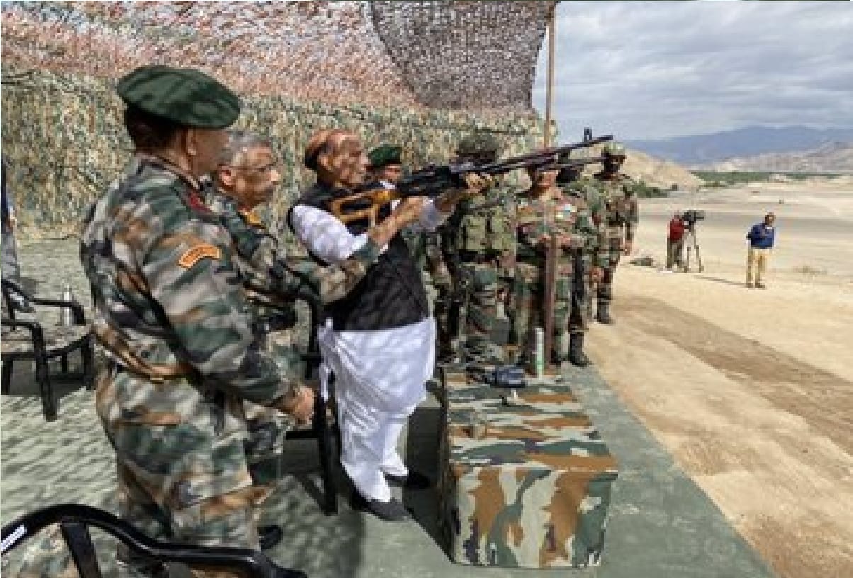 Rajnath Singh Ladakh News in Hindi: Rajnath Singh Bipin Rawat and MM Naravane in Leh, Defence Minister on two day visit to Ladakh and Jammu Kashmir