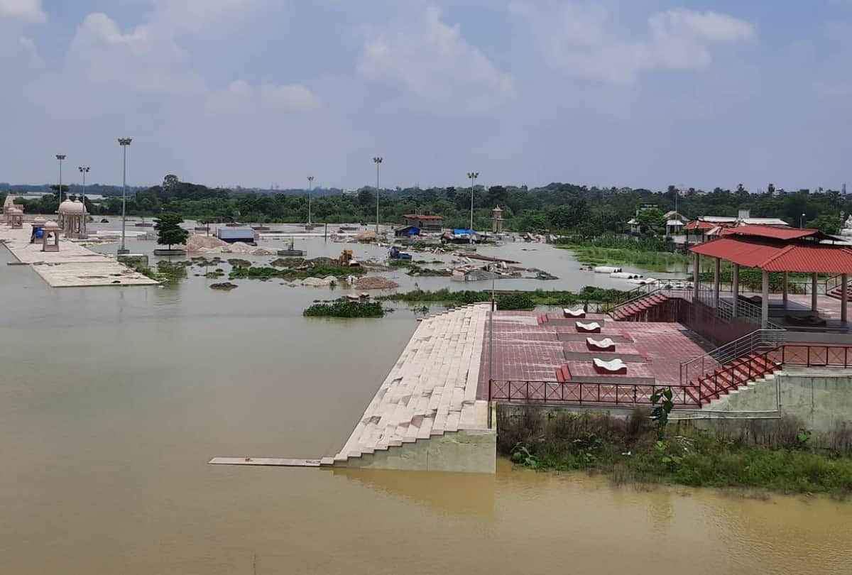 Gorakhpur Flood news: rapti and saryu river still above danger mark, enter flood water in villages