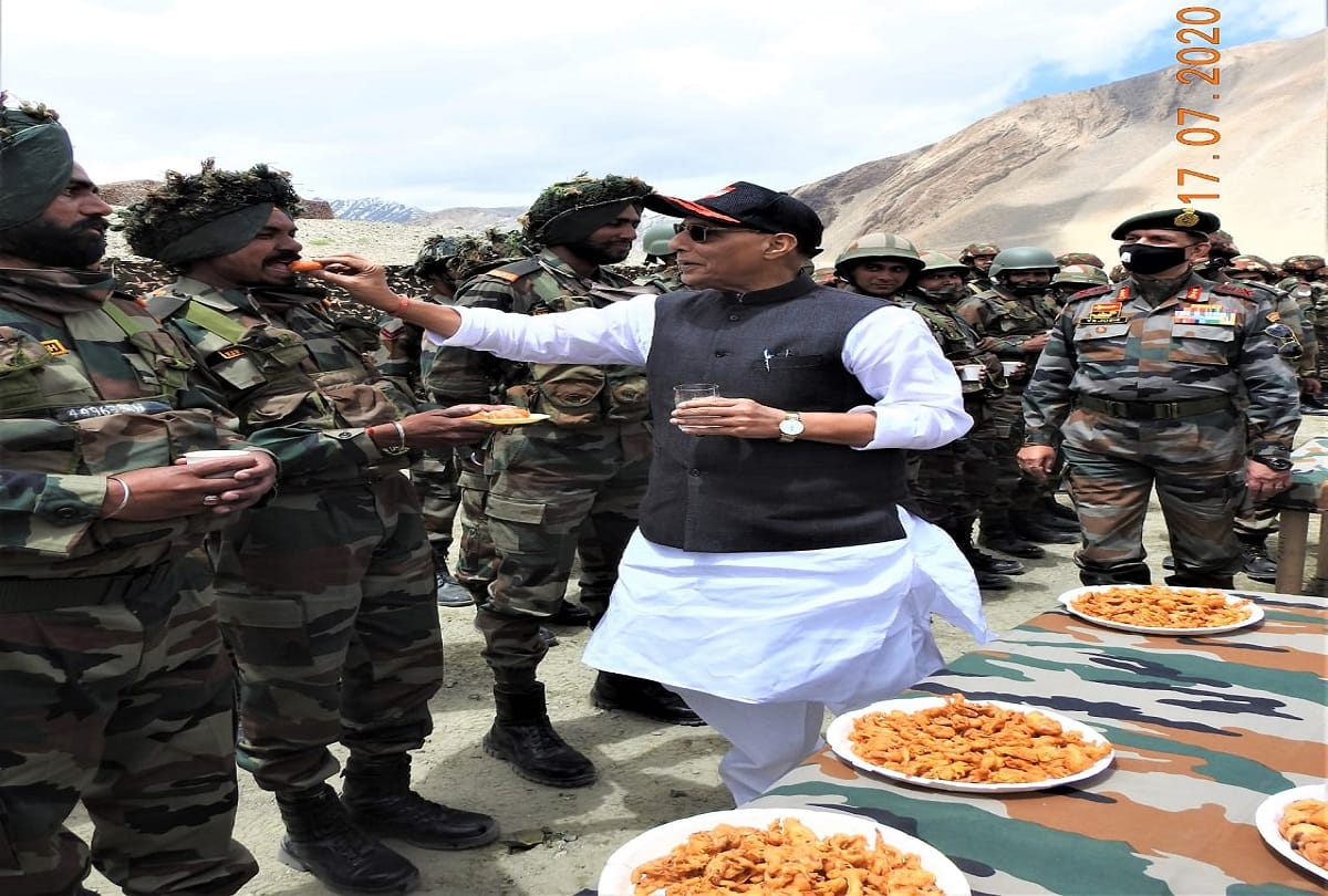 defence minister visited to leh and see the joint practice of army