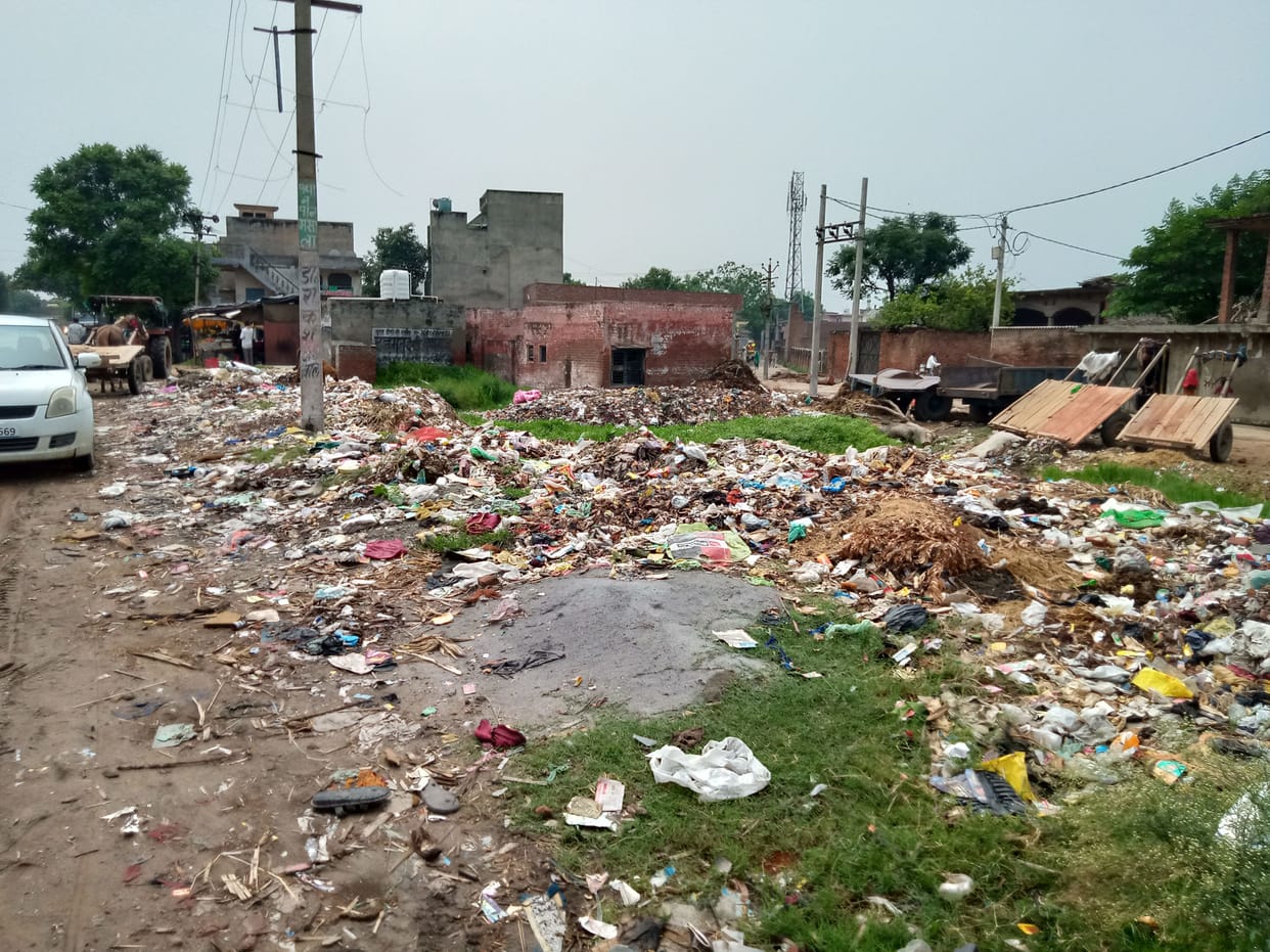 Garbage dumped on roads, fear of infection