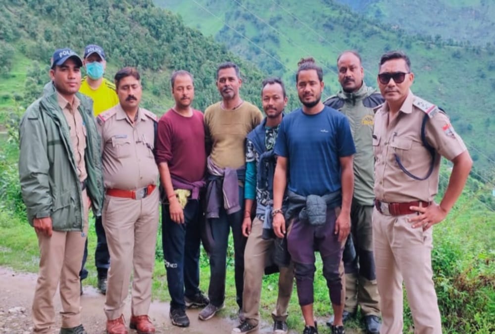 Four friends wandering in fog and snow on Kedarkantha trek, spend four days starving, Nine Youth Helped them