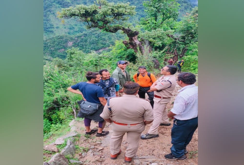 Four friends wandering in fog and snow on Kedarkantha trek, spend four days starving, Nine Youth Helped them