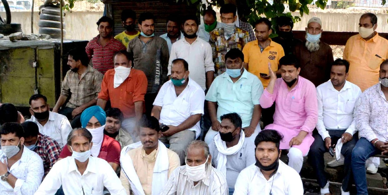 Dealers protest against building walls in front of shops