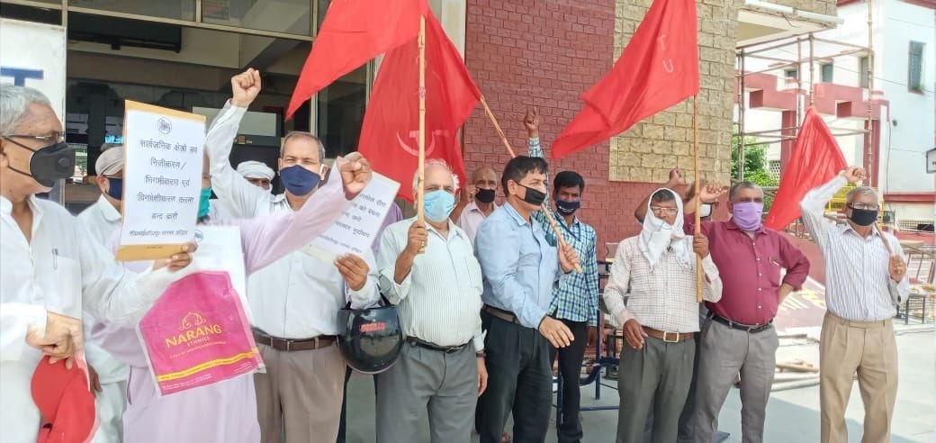 In situ activists protest against privatization of railways