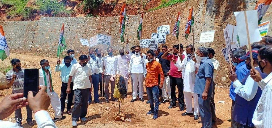 Congress burnt effigy of government in protest against inflation