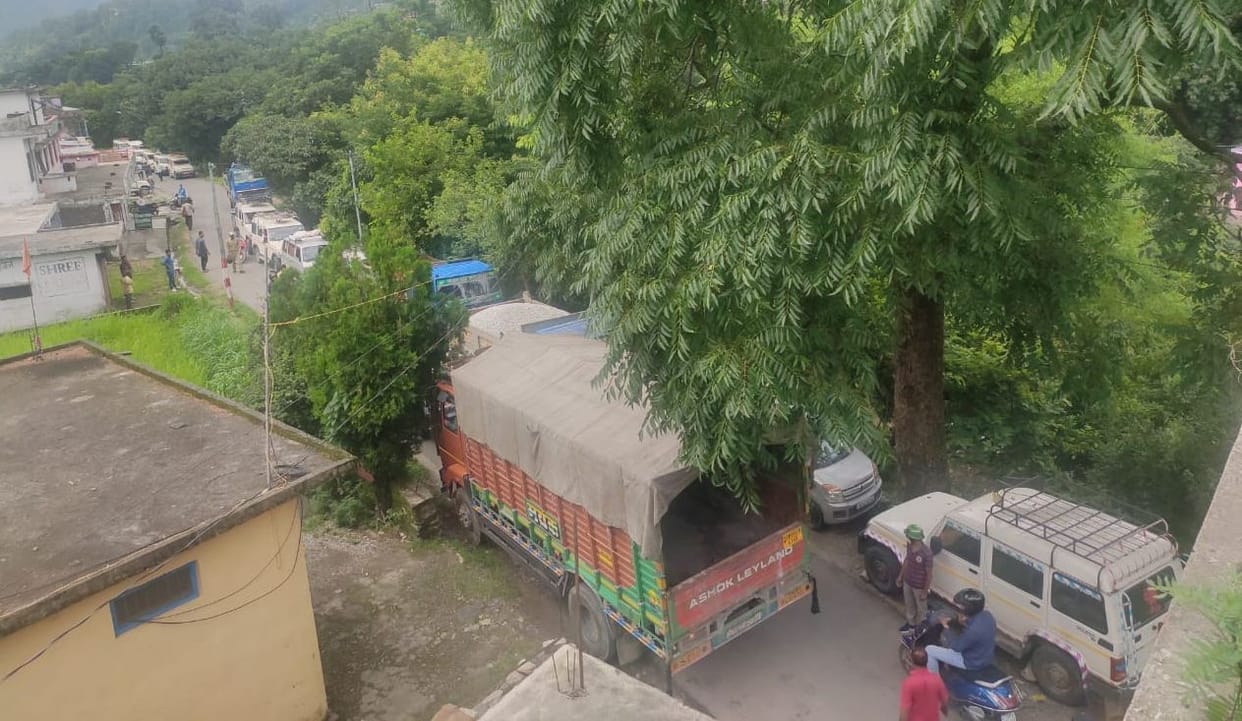 Traffic jam in Kapkot