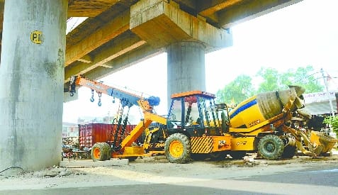 Lalphatak Overbridge: Main Road closed but railway did not start work