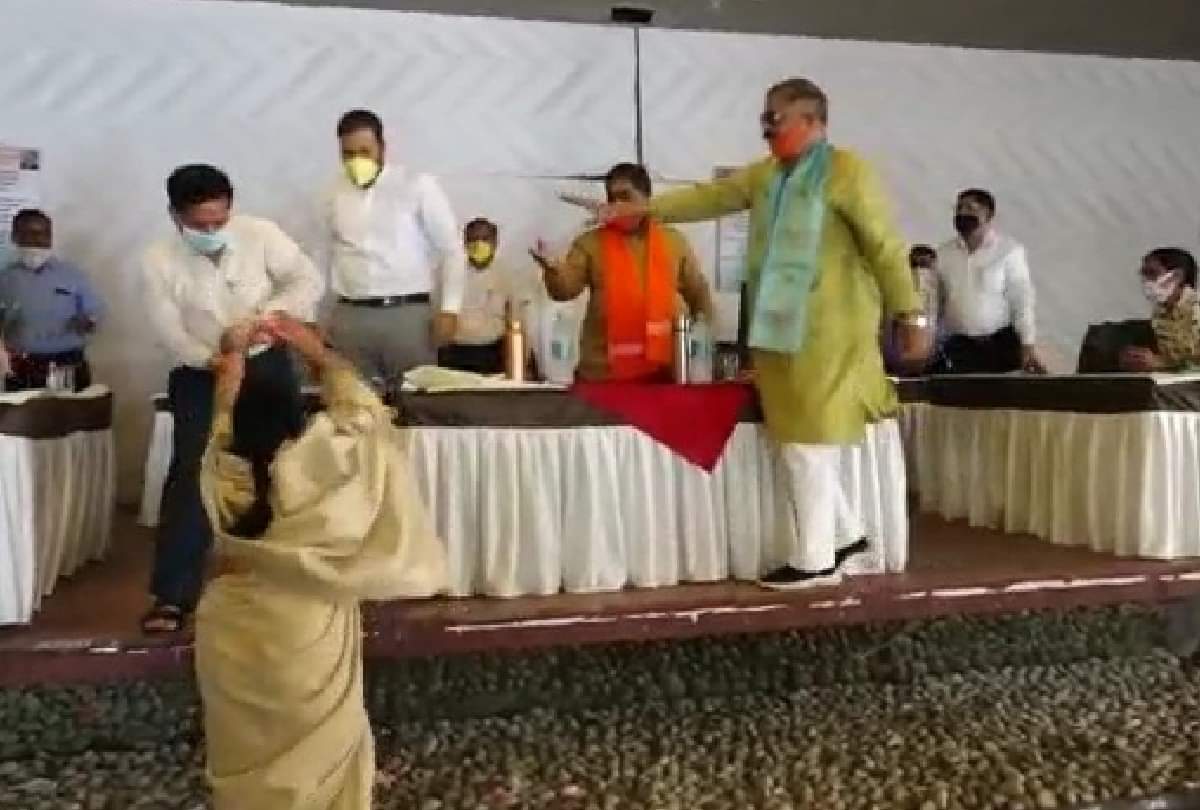 BJP woman councilor slapped municipal commissioner in mathura