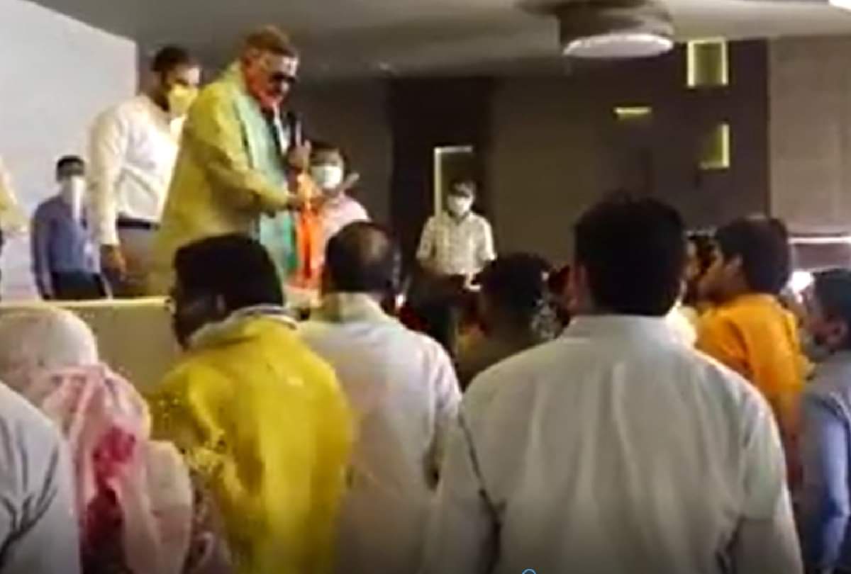 BJP woman councilor slapped municipal commissioner in mathura