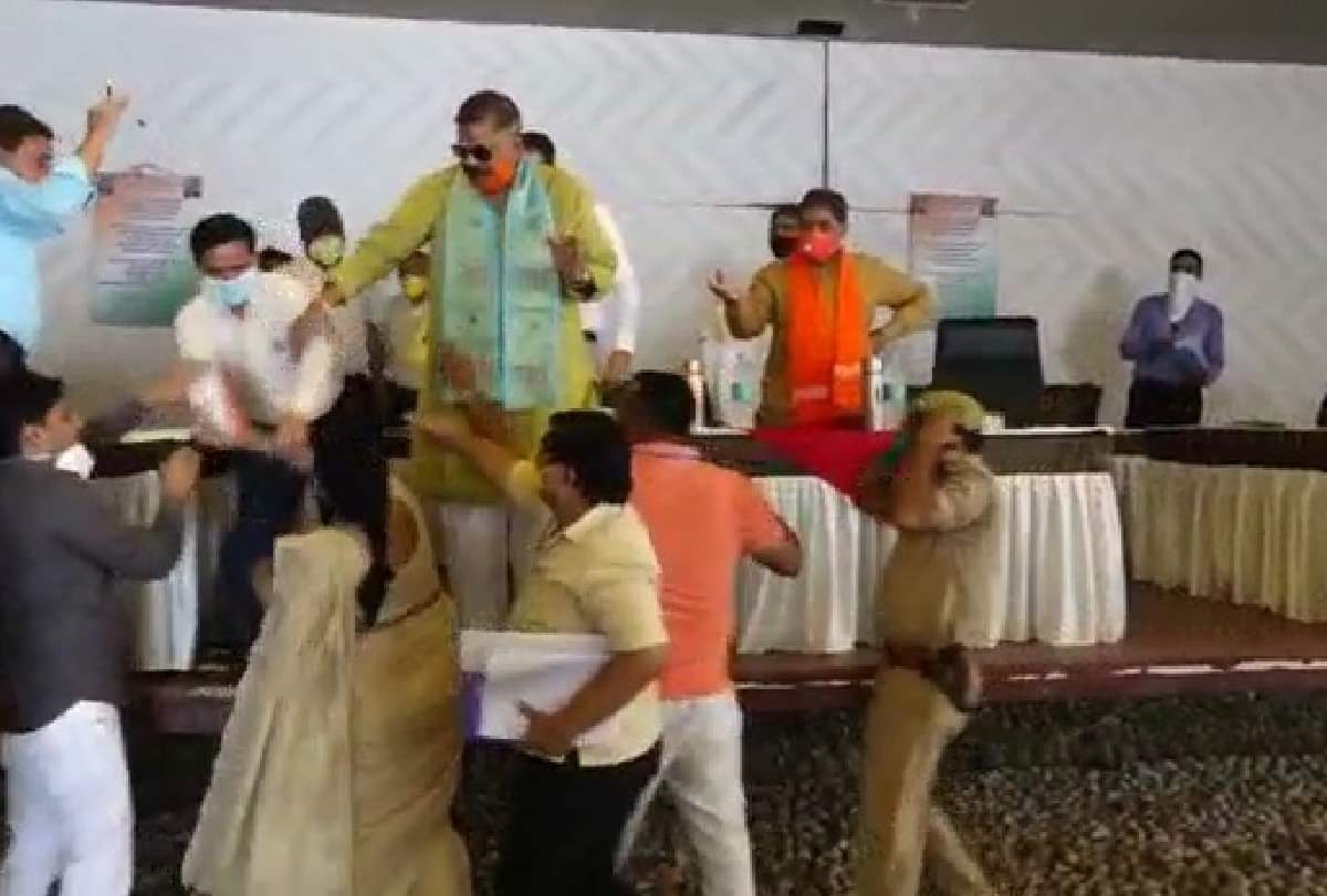 BJP woman councilor slapped municipal commissioner in mathura