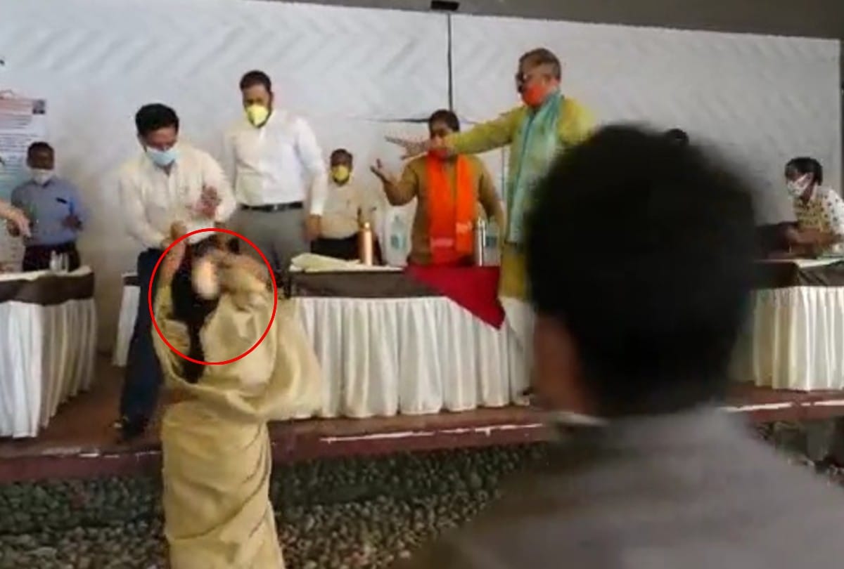 BJP woman councilor slapped municipal commissioner in mathura