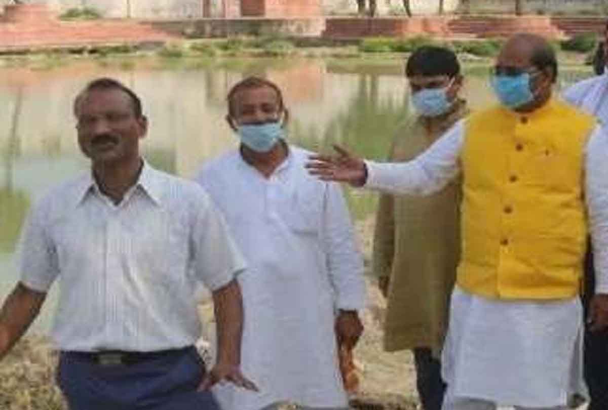Turtle and fishes killed in 100 year old pond in kanpur up