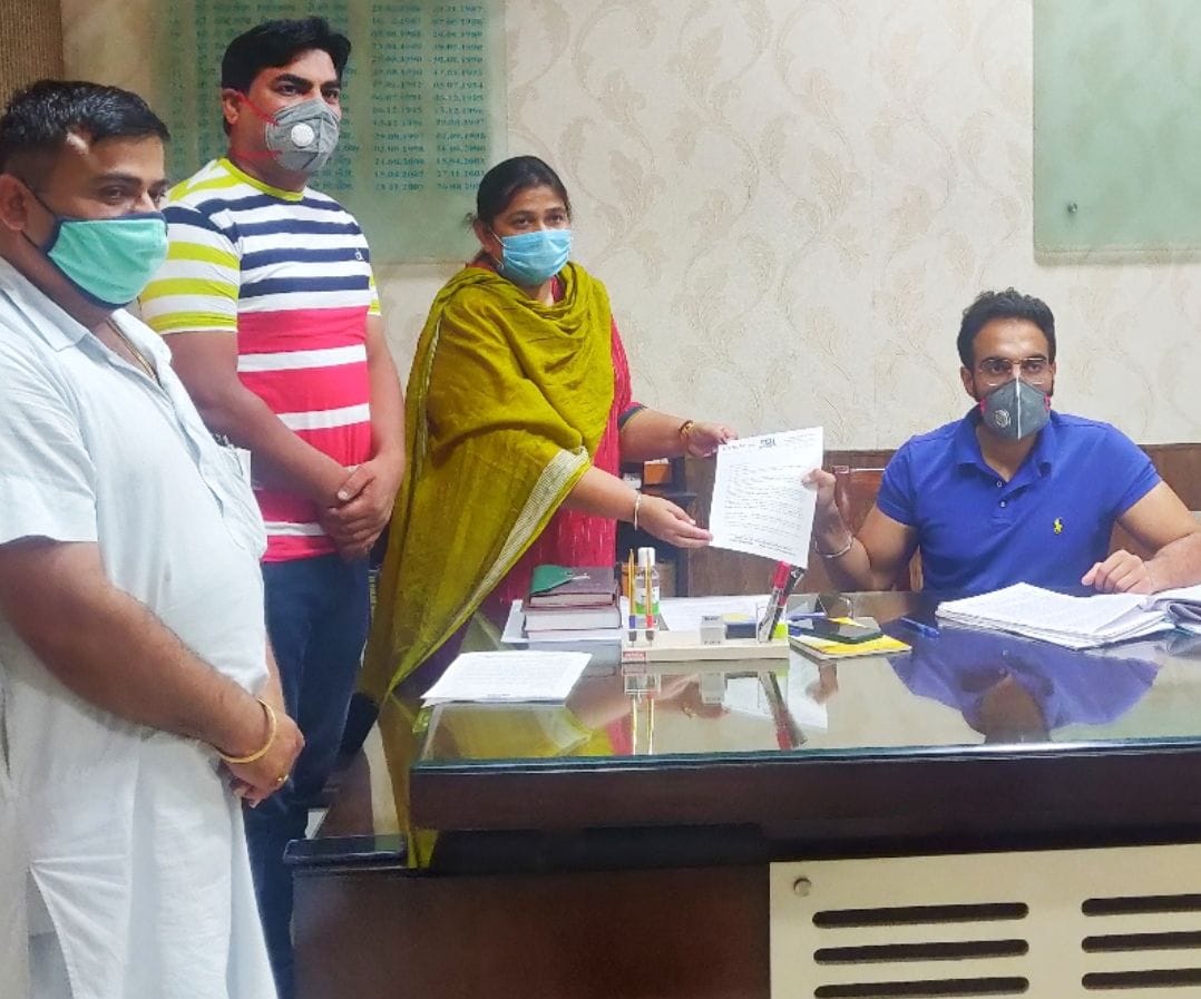 Nina Mittal submitted memorandum to Rajpura's SDM