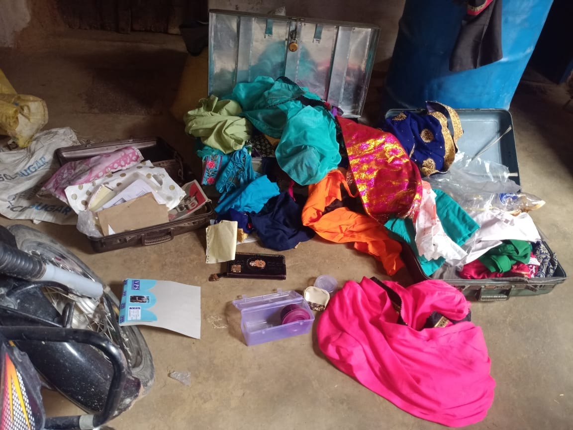 Four lakh stolen including cash and jewelery in mirzapur