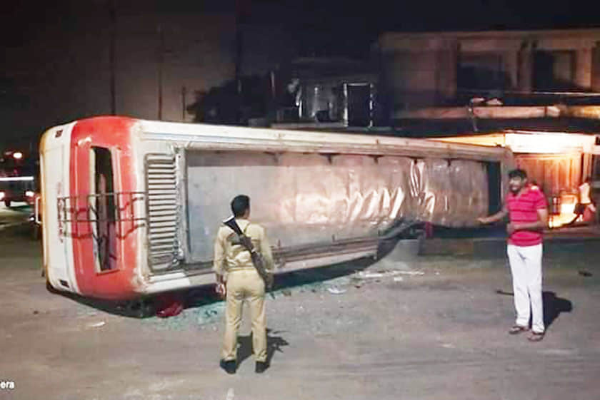 कानपुर के घाटमपुर कस्बे में डंपर की टक्कर के बाद पलटी पड़ी वाल्वो बस। संवाद