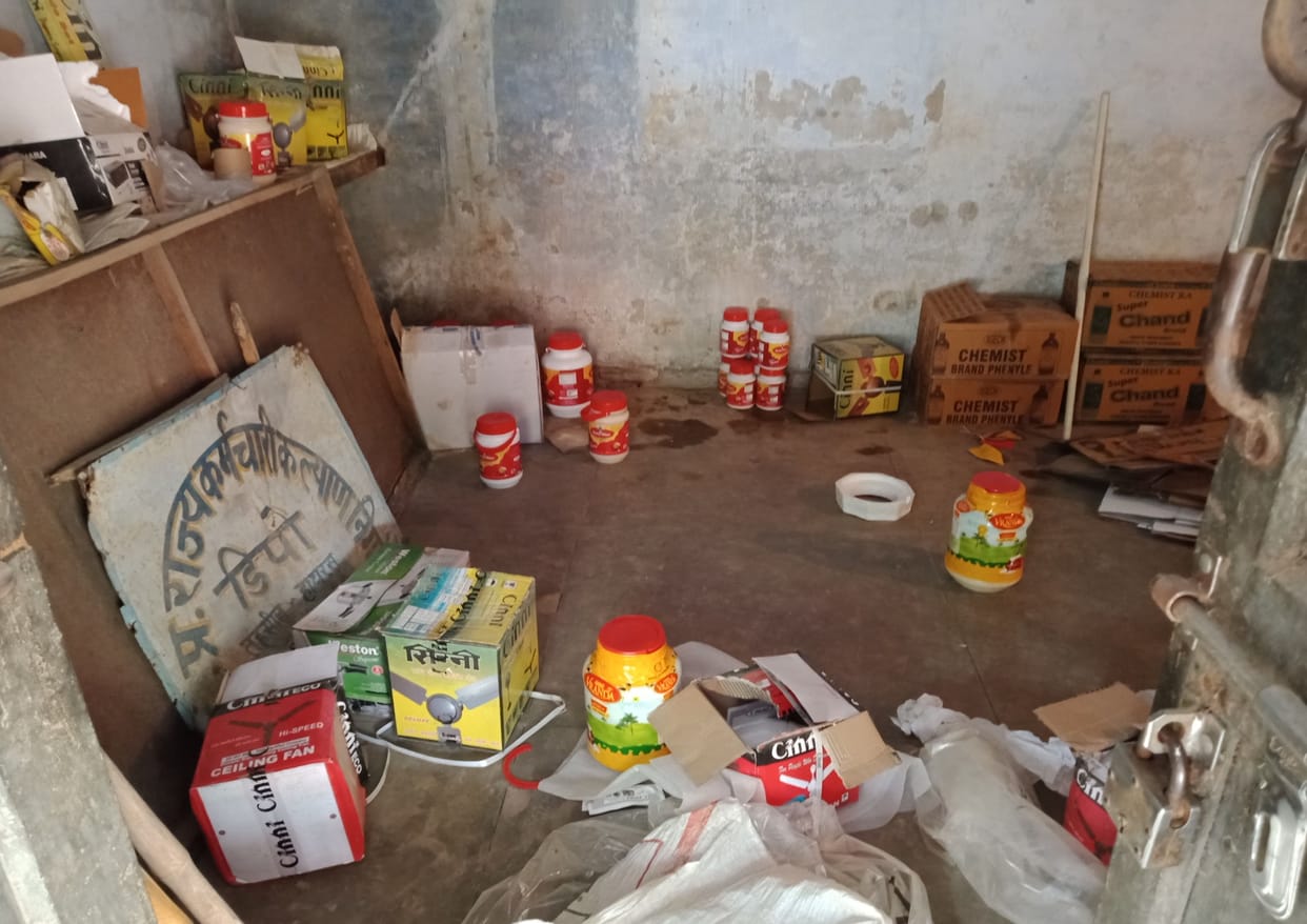 Hathras: Thousands of rupees of goods crossed by locking the canteen of Tehsil