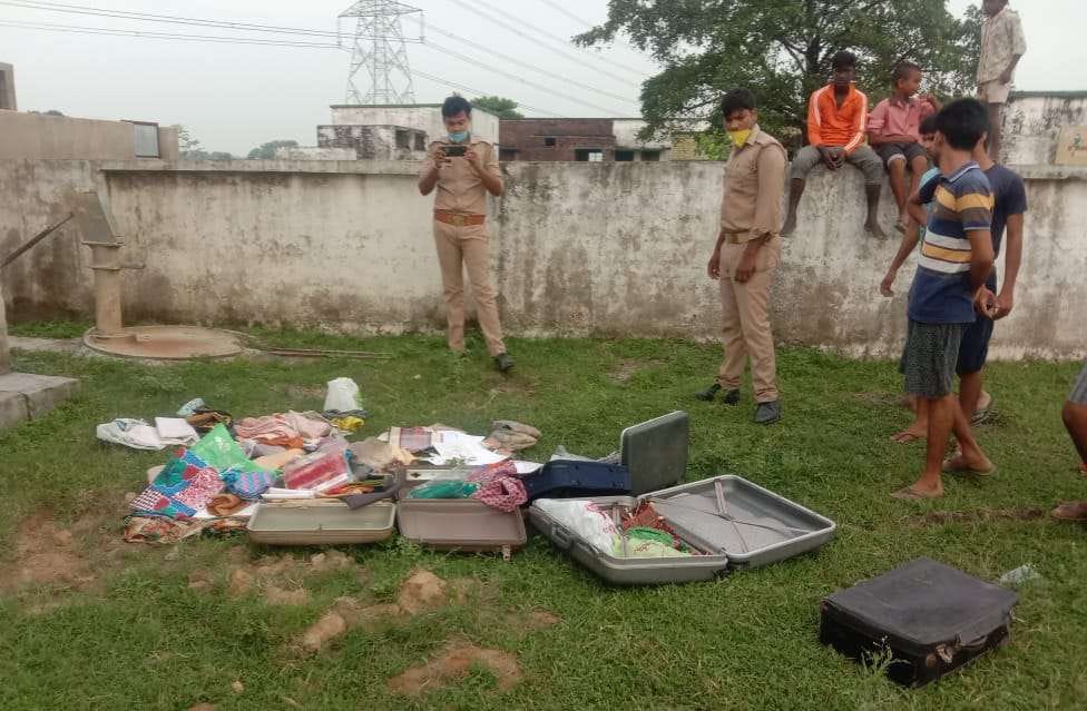 Jewelry entered the house with the help of roof, cash stolen