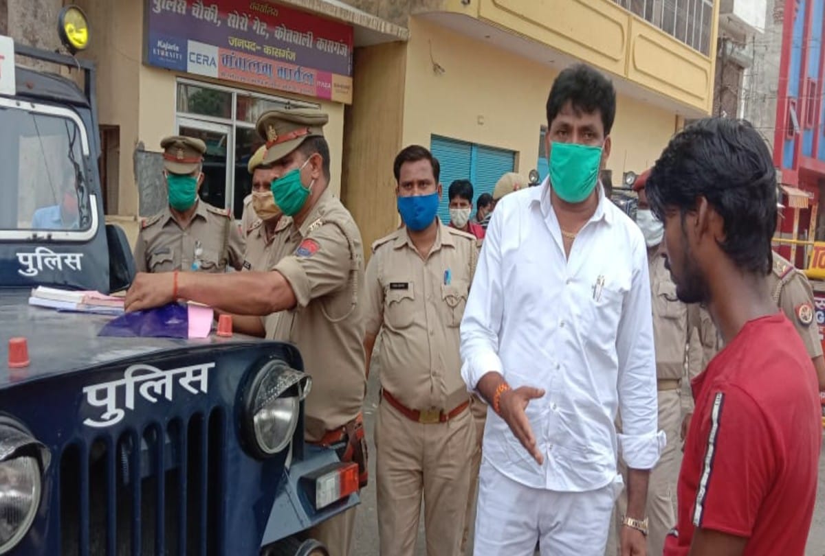 Police issued challan to sweeper for not wearing masks in kasganj