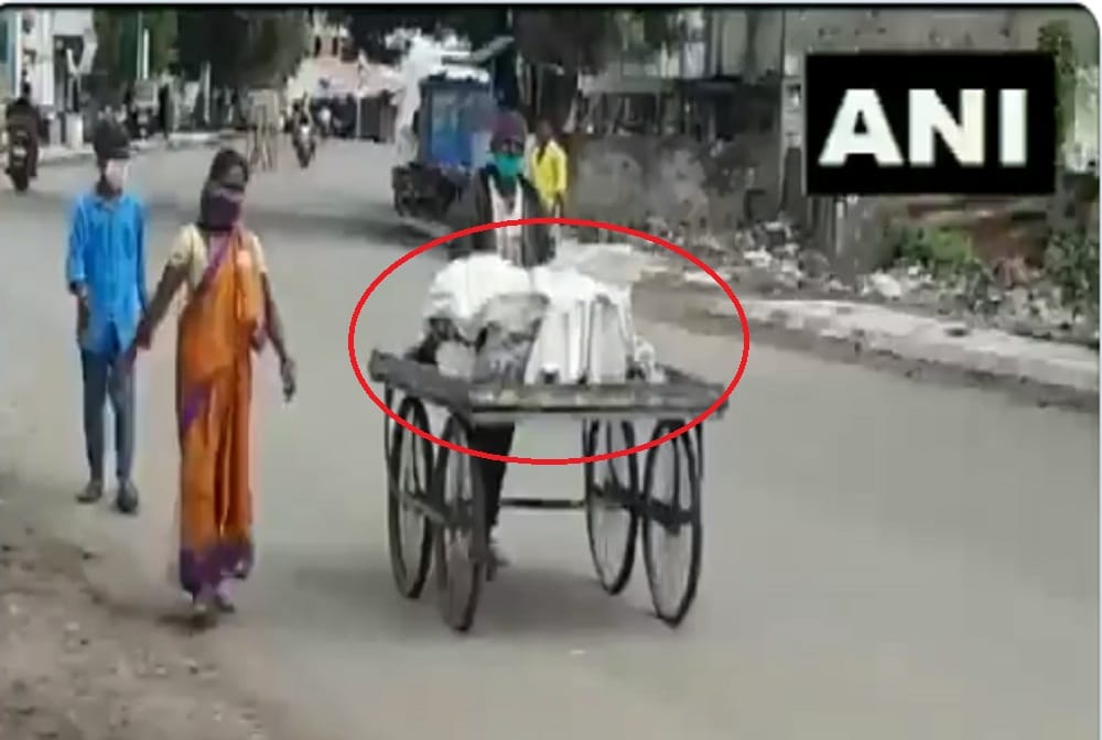Karnataka: Body of a man was carried on a cart by his family, for last rites, in Belagavi 