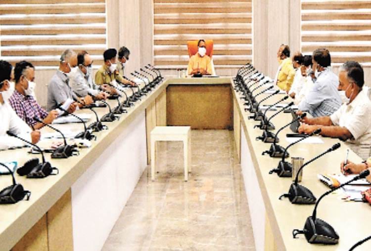 cm yogi gave instructions regarding corona infection to DM, senior police officers and administration officers through video conferencing