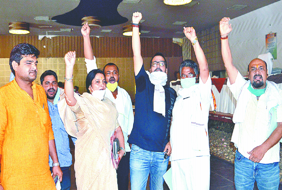 FIR filed against BJP Woman Councilor for Raised Slippers On Municipal Commissioner In Mathura