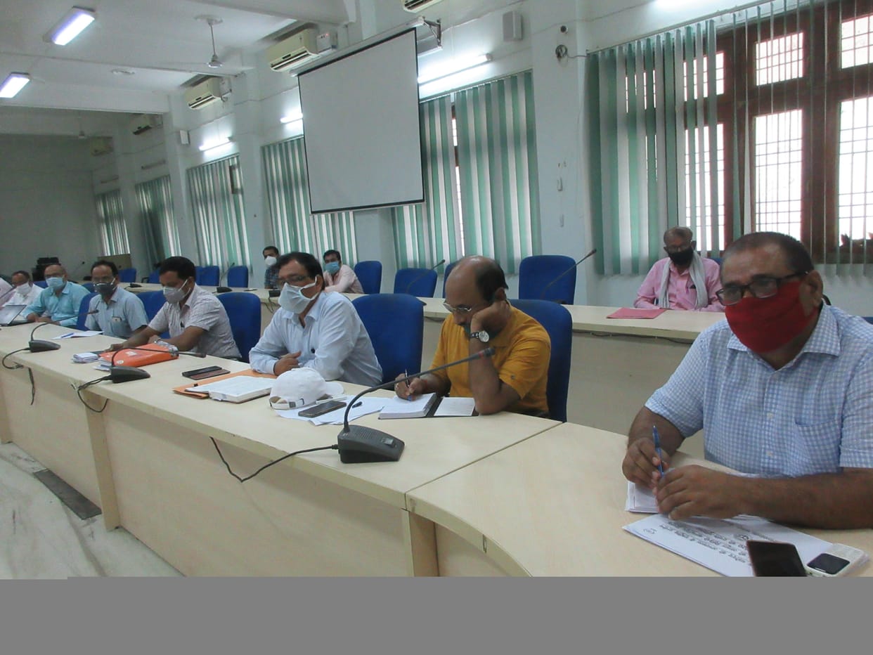 Deputy Director and District Agriculture Officer absent from the meeting, one day cut salary