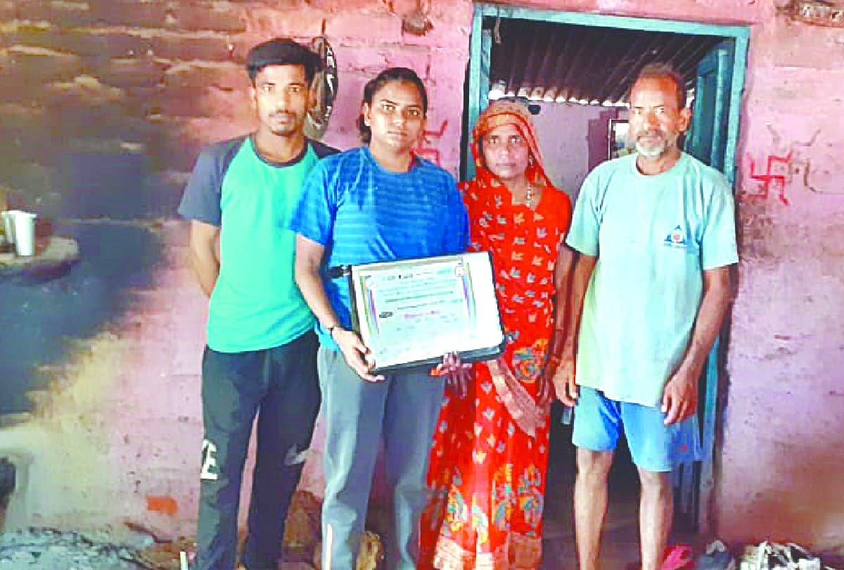 People came to help District Badminton champion Radha Thakur in Agra