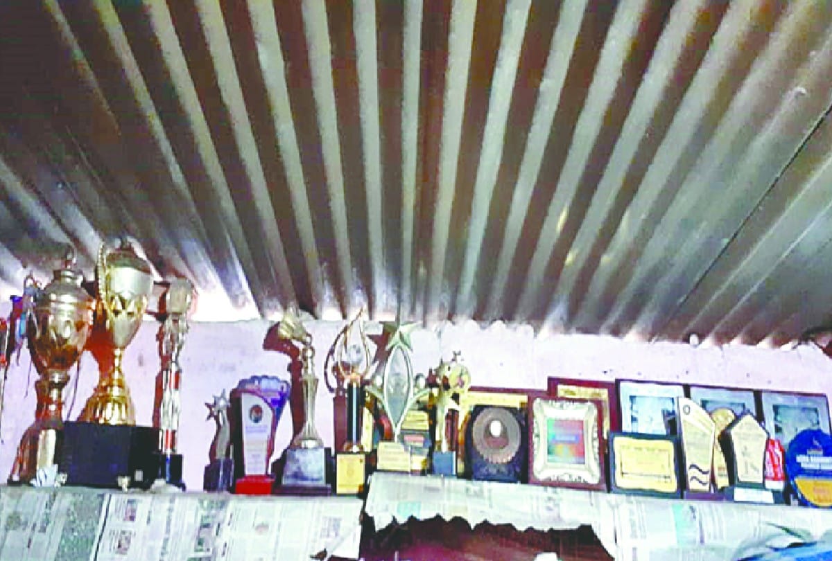 District Badminton Champion Radha Thakur facing with poverty in Agra