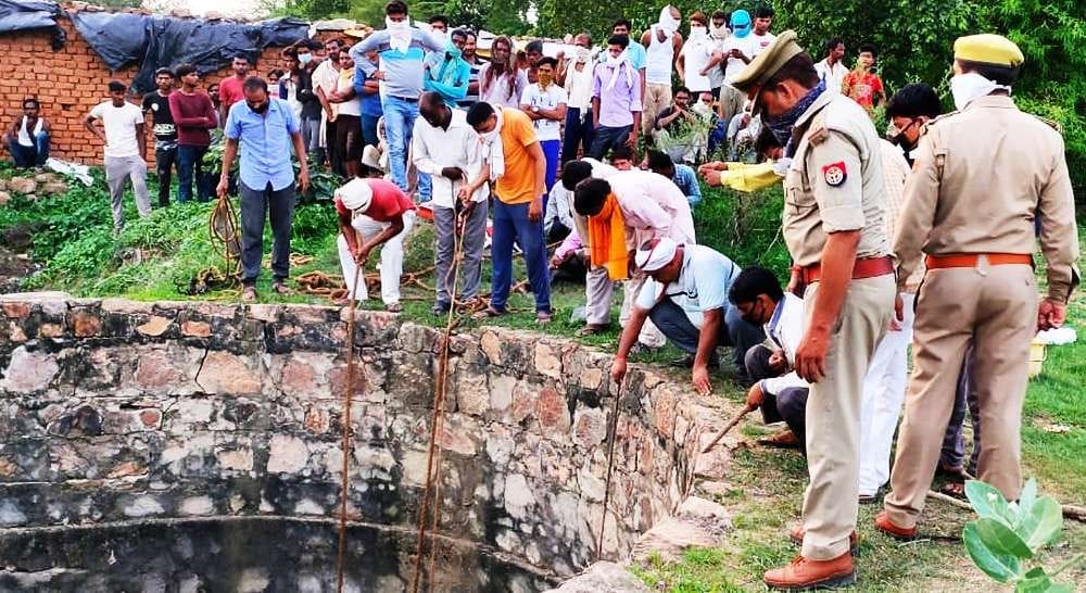 A mother with two daughters jumped into a well and died in mahoba