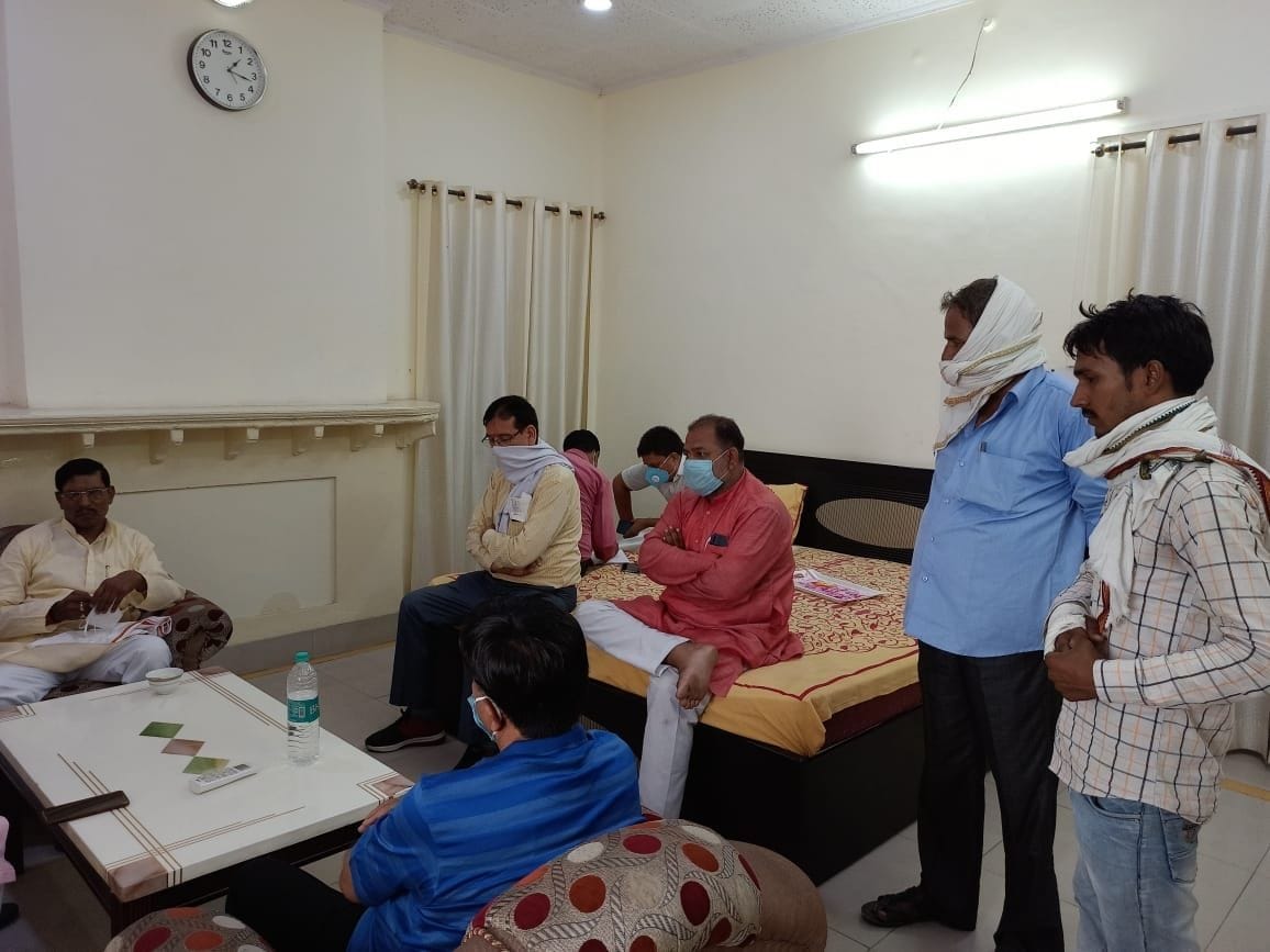 Hathras: Beneficiaries should be benefited from government schemes, distributed masks