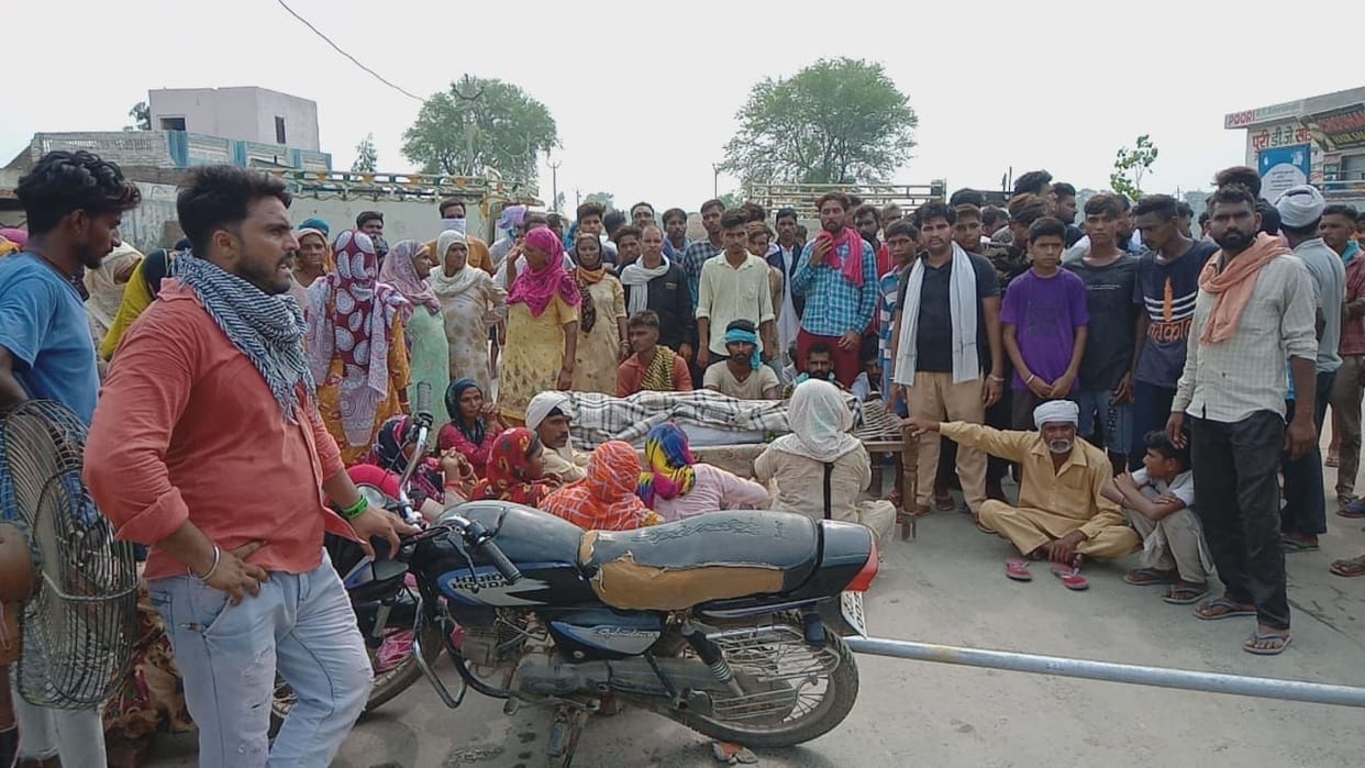 Blocking by placing dead body on road