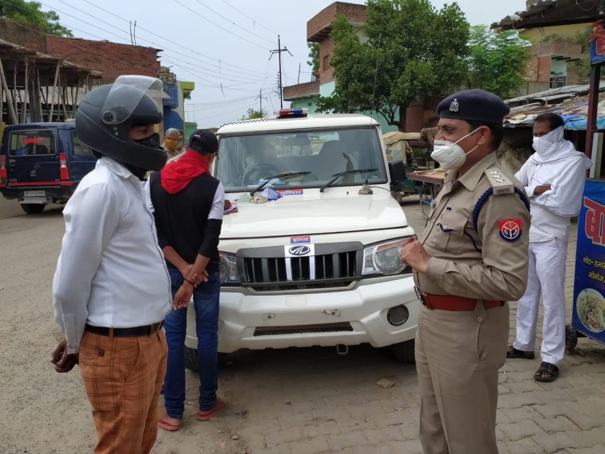 Shops closed in lockdown 340 people charged for wandering without reason